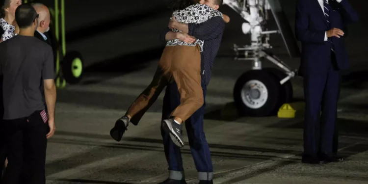 Βαθιά συγκίνηση στην υποδοχή των Αμερικανών που απελευθερώθηκαν από τη Ρωσία – Δάκρυα και σφιχτές αγκαλιές μετά από 491 ημέρες