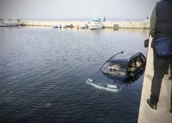 Καβάλα: Ξέχασε να τραβήξει χειρόφρενο και έπεσε το αμάξι του στη θάλασσα