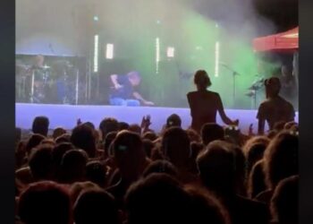 Βασίλης Παπακωνσταντίνου: Έπεσε επί σκηνής σε συναυλία του – Δείτε το βίντεο