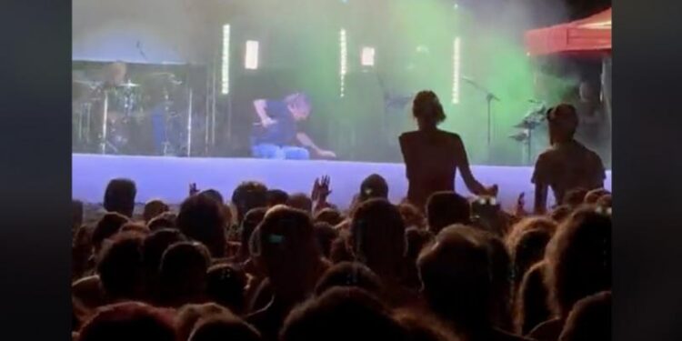 Βασίλης Παπακωνσταντίνου: Έπεσε επί σκηνής σε συναυλία του – Δείτε το βίντεο