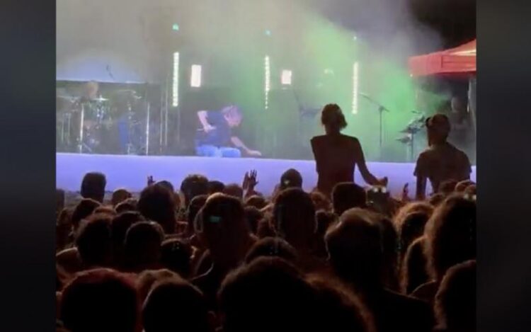 Βασίλης Παπακωνσταντίνου: Έπεσε επί σκηνής σε συναυλία του – Δείτε το βίντεο