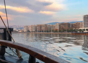 Θεσσαλονίκη: Άνδρας ξυλοκοπήθηκε σε πλωτό μπαρ -«Ζήτησα ξηρούς καρπούς και ήρθε να μου ζητήσει το λόγο»