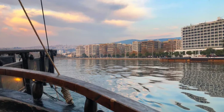 Θεσσαλονίκη: Άνδρας ξυλοκοπήθηκε σε πλωτό μπαρ -«Ζήτησα ξηρούς καρπούς και ήρθε να μου ζητήσει το λόγο»