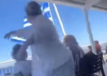 Ορυμαγδός στα social media με αγανακτισμένη επιβάτιδα σε πλοίο να πετά ηχείο στη θάλασσα