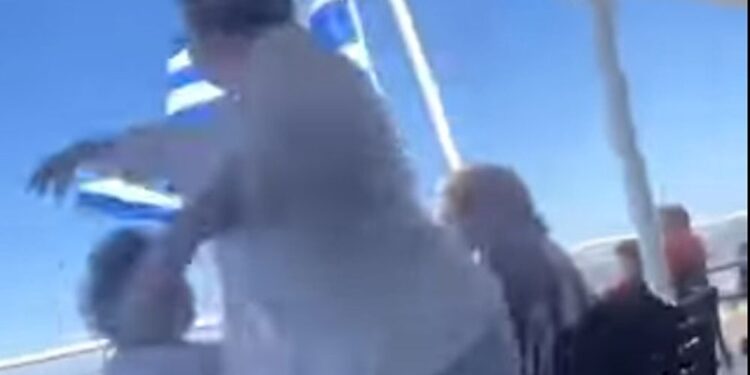 Ορυμαγδός στα social media με αγανακτισμένη επιβάτιδα σε πλοίο να πετά ηχείο στη θάλασσα