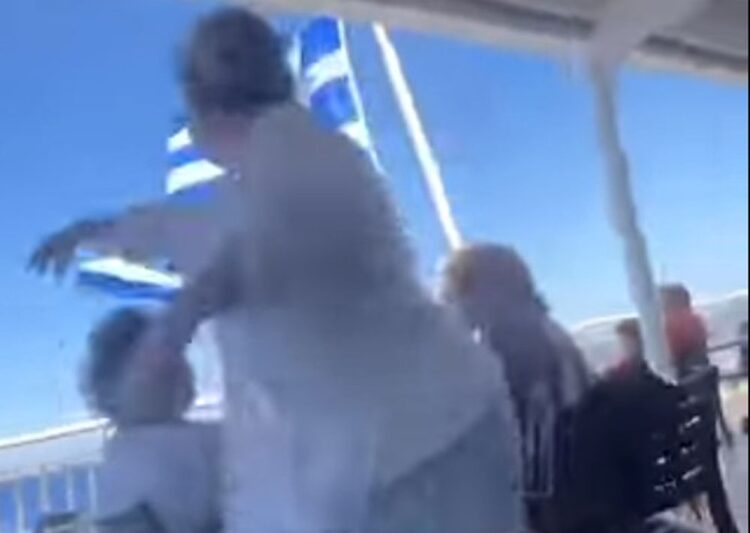 Ορυμαγδός στα social media με αγανακτισμένη επιβάτιδα σε πλοίο να πετά ηχείο στη θάλασσα