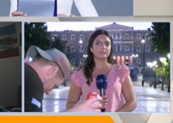 Μεθυσμένος τύπος με μπύρα στο χέρι τραγουδούσε και χόρευε δίπλα σε ρεπόρτερ του Action24 στο Σύνταγμα (Bίντεο)