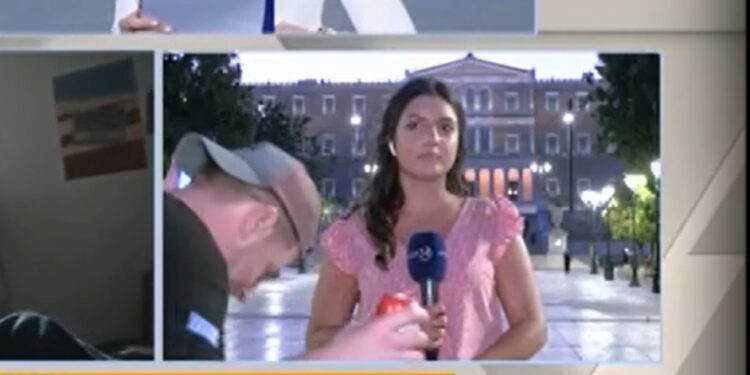 Μεθυσμένος τύπος με μπύρα στο χέρι τραγουδούσε και χόρευε δίπλα σε ρεπόρτερ του Action24 στο Σύνταγμα (Bίντεο)