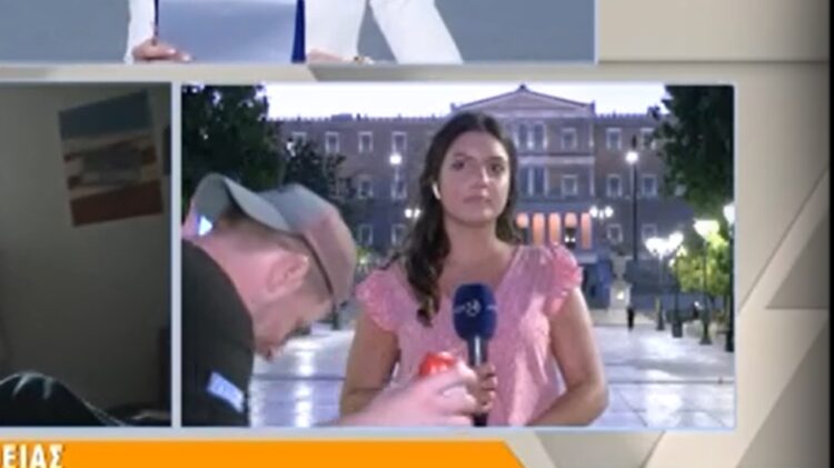 Μεθυσμένος τύπος με μπύρα στο χέρι τραγουδούσε και χόρευε δίπλα σε ρεπόρτερ του Action24 στο Σύνταγμα (Bίντεο)