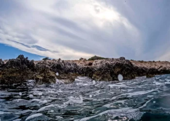Σύρος: 47χρονος Γάλλος τουρίστας έπεσε θύμα βιασμού σε βράχια