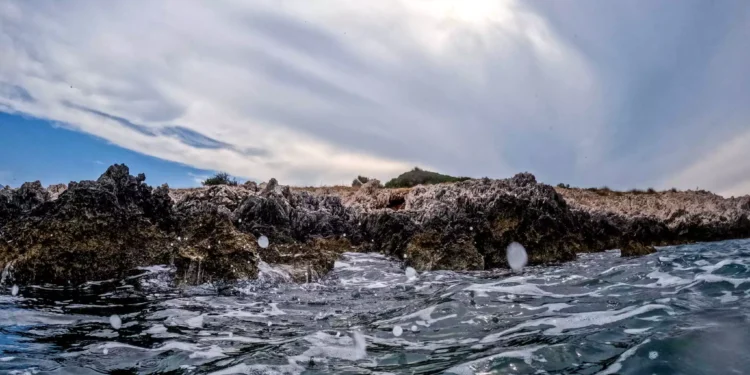 Σύρος: 47χρονος Γάλλος τουρίστας έπεσε θύμα βιασμού σε βράχια