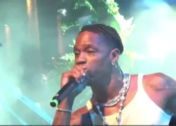 Το ιλιγγιώδες ποσό που πήρε ο ράπερ Τράβις Σκοτ για να τραγουδήσει μόλις 20 λεπτά σε beach bar της Μυκόνου