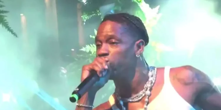 Το ιλιγγιώδες ποσό που πήρε ο ράπερ Τράβις Σκοτ για να τραγουδήσει μόλις 20 λεπτά σε beach bar της Μυκόνου