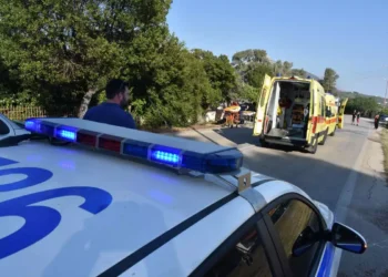 Σαλαμίνα: 16χρονος οδηγός ΙΧ τραυματίστηκε σοβαρά σε τροχαίο