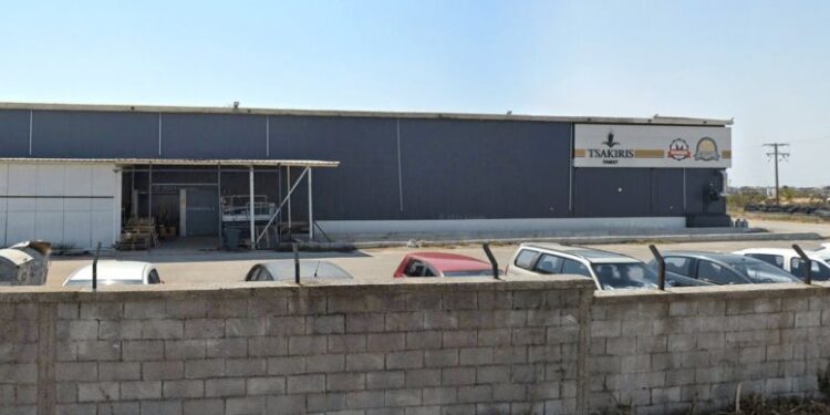 Θεσσαλονίκη: Vegan έκαψαν το εργοστάσιο της Tsakiris Family – «Είστε δολοφόνοι εκατομμυρίων ζώων»