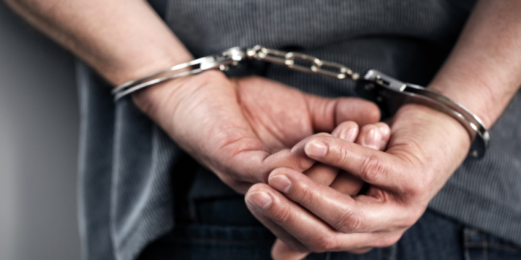 Έπιασαν τον εμπρηστή οχημάτων αστυνομικού και τον ηθικό αυτουργό