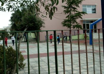 Αγρίνιο: Γονέας πέταξε μπουκάλι στο κεφάλι της Διευθύντριας σχολείου