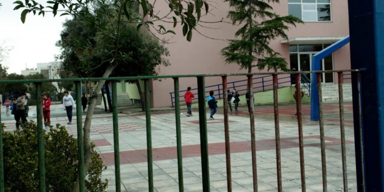 Αγρίνιο: Γονέας πέταξε μπουκάλι στο κεφάλι της Διευθύντριας σχολείου