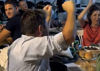 Ξάνθη: Έβαλαν το «Καλημέρα ήλιε» στον Ανδρουλάκη σε πανηγύρι και το… απόλαυσε με την ψυχή του