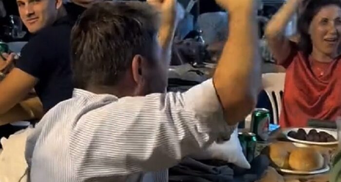 Ξάνθη: Έβαλαν το «Καλημέρα ήλιε» στον Ανδρουλάκη σε πανηγύρι και το… απόλαυσε με την ψυχή του