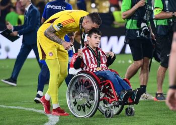 Ο μικρός Γιαννάκης έκανε τα πρώτα του βήματα μετά τη χειρουργική επέμβαση