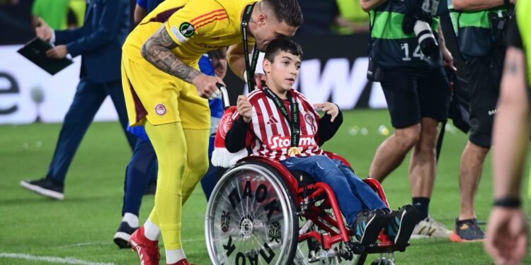 Ο μικρός Γιαννάκης έκανε τα πρώτα του βήματα μετά τη χειρουργική επέμβαση