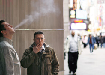 Κομισιόν: Τέλος στο κάπνισμα και σε ανοιχτούς χώρους