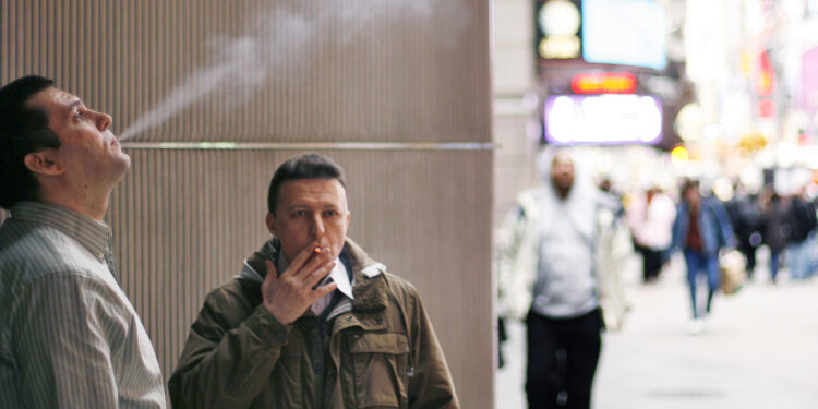 Κομισιόν: Τέλος στο κάπνισμα και σε ανοιχτούς χώρους