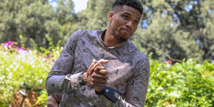 Σερβιτόρος στην Μύκονο αποκάλυψε το γενναιόδωρο τιπ που άφησε ο Αντετοκούνμπο