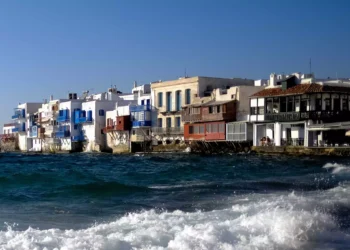 Πρόστιμο 955.000 ευρώ σε επιχειρηματία στη Μύκονο που νοίκιαζε 199 βίλες ως AirBnb και δεν τις δήλωνε