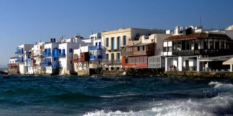 Πρόστιμο 955.000 ευρώ σε επιχειρηματία στη Μύκονο που νοίκιαζε 199 βίλες ως AirBnb και δεν τις δήλωνε