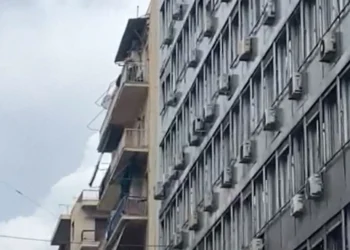 Άνδρας στην Αχαρνών απειλεί ότι θα ανατινάξει μπουκάλα υγραερίου – Εκκενώθηκαν κτήρια