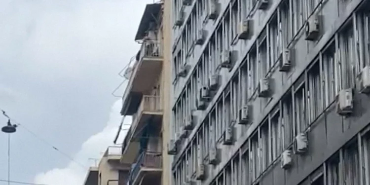 Άνδρας στην Αχαρνών απειλεί ότι θα ανατινάξει μπουκάλα υγραερίου – Εκκενώθηκαν κτήρια