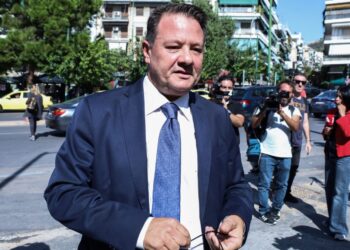 Απόστολος Λύτρας: Πήγε για μπέργκερ και καφέ με την πρώην σύζυγο και τις δύο κόρες του