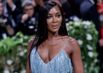 vΗ Ναόμι Κάμπελ έβαλε τα κλάματα μετά την αποκάλυψη ότι κατασπαταλούσε φιλανθρωπίες σε σπα και πεντάστερα ξενοδοχεία