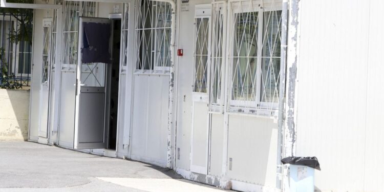 Βόλος: Άνω κάτω σε σχολείο – Στα «πράσα» σχολικός φύλακας με νεαρή σε κοντέινερ