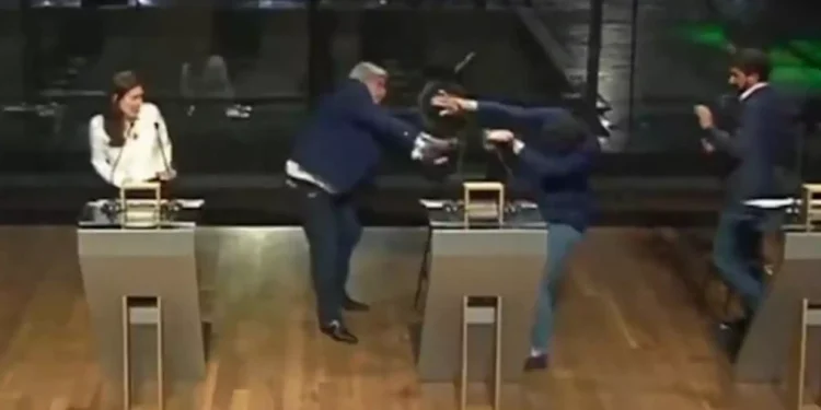 Βραζιλία: Ξύλο σε debate με υποψήφιο να εκτοξεύει σκαμπό σε πολιτικό του αντίπαλο, δείτε βίντεο