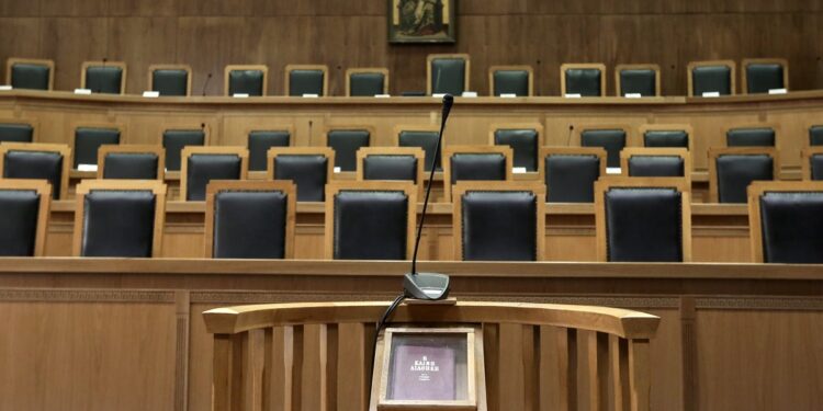 Επαναφορά του 13ου και 14ου μισθού στο Δημόσιο ζητά η ένωση δικαστών και εισαγελέων