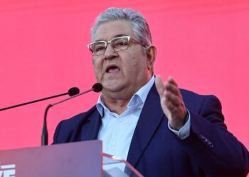 Σείστηκε η πίστα: Το λεβέντικο ζεϊμπέκικο του Δημήτρη Κουτσούμπα στο φεστιβάλ της ΚΝΕ