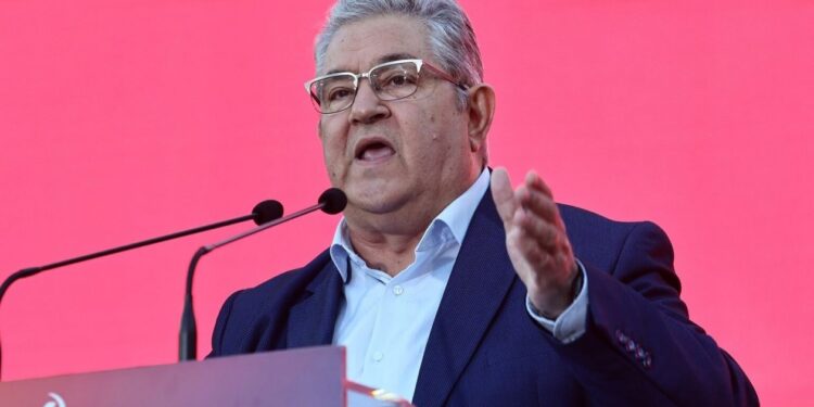 Σείστηκε η πίστα: Το λεβέντικο ζεϊμπέκικο του Δημήτρη Κουτσούμπα στο φεστιβάλ της ΚΝΕ