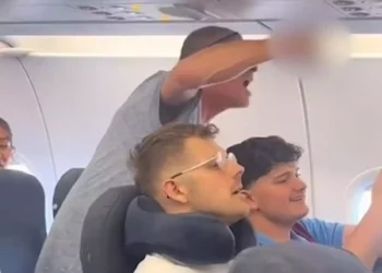 Τρελή πτήση της Easy Jet από Λονδίνο για Κω – Μεθυσμένος επιβάτης επιχείρησε να εισβάλει στο πιλοτήριο στα 30.000 πόδια