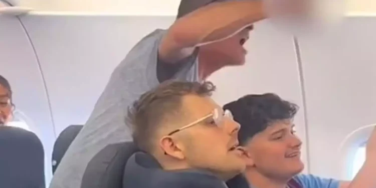 Τρελή πτήση της Easy Jet από Λονδίνο για Κω – Μεθυσμένος επιβάτης επιχείρησε να εισβάλει στο πιλοτήριο στα 30.000 πόδια