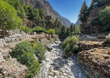 Τραγωδία στο φαράγγι της Σαμαριάς: Νεκρή γυναίκα από πτώση βράχου – Εγκλωβισμένοι δεκάδες επισκέπτες