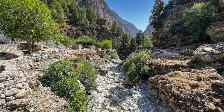 Τραγωδία στο φαράγγι της Σαμαριάς: Νεκρή γυναίκα από πτώση βράχου – Εγκλωβισμένοι δεκάδες επισκέπτες