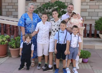 Οικογένεια με έξι παιδιά εγκατέλειψε τη Γερμανία και μετακόμισε σε χωριό της Ευρυτανίας για να «ξαναζωντανέψει» το μέρος