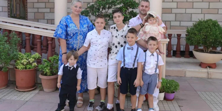 Οικογένεια με έξι παιδιά εγκατέλειψε τη Γερμανία και μετακόμισε σε χωριό της Ευρυτανίας για να «ξαναζωντανέψει» το μέρος