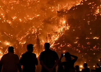 Φωτιά στο Ξυλόκαστρο: Δύο νεκροί – Κάηκαν σπίτια, στα 30 χλμ το μέτωπο