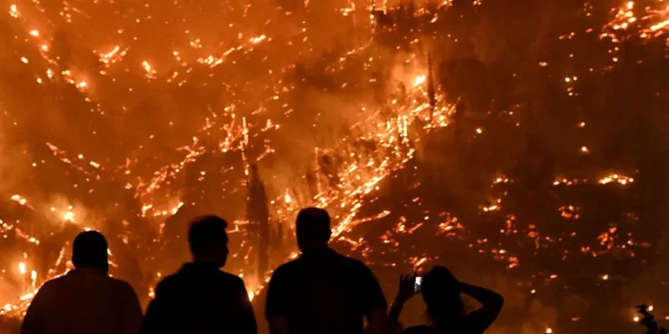 Φωτιά στο Ξυλόκαστρο: Δύο νεκροί – Κάηκαν σπίτια, στα 30 χλμ το μέτωπο