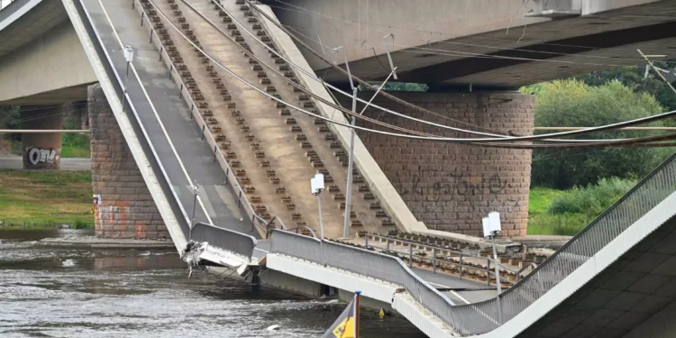 Γερμανία: Κατέρρευσε τμήμα της γέφυρας Καρόλα στη Δρέσδη – Δεν υπάρχουν θύματα