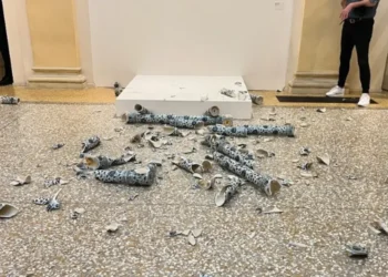 Ιταλία: Άνδρας έσπασε γλυπτό του Κινέζου καλλιτέχνη Άι Γουεϊ στα εγκαίνια έκθεσης τέχνης